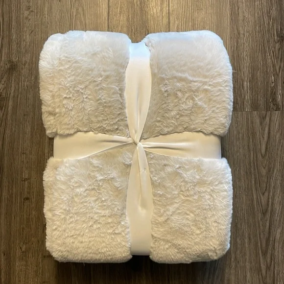 UGG Marcella Stone Throw Blanket NWT Faux Fur White Gray - Picture 10 of 10